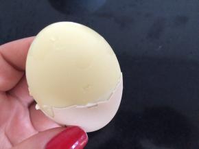 激过冷水后，剥去鸡蛋皮，看见没，蛋清不见了，鸡蛋变成了奶油黄