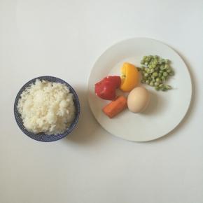 准备食材剩米饭、鸡蛋、彩椒、青豆、胡萝卜