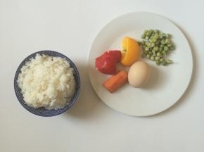 准备食材剩米饭、鸡蛋、彩椒、青豆、胡萝卜