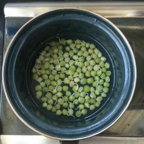 先把青豆用沸水煮熟