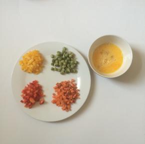 彩椒、胡萝卜切碎，鸡蛋打散