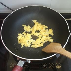 锅内放适量的油，烧热后把鸡蛋炒熟，盛出备用