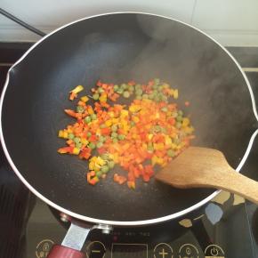 留底油放入各种时蔬碎翻炒断生