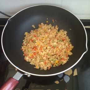 炒均匀时放入酱油、精盐