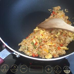 翻炒均匀后即可出锅，炒饭是检验一口锅是否不粘的最有效的方式，看看，锅底，是不是很干净