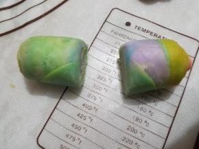 然后取一份皮，用刀平均从中间切开。