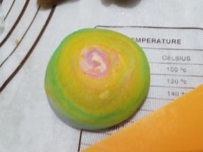 用虎口慢慢的一点点的收口，切记，封口一定要捏紧，要不然在烤的过程中会爆馅。