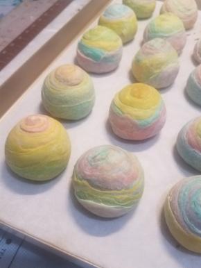 依次包好20个，取烤盘，下面垫油纸。摆好，记得预留空隙，要不然到时候会粘一起。