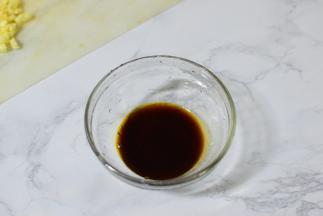 酱汁所以材料放在一个碗