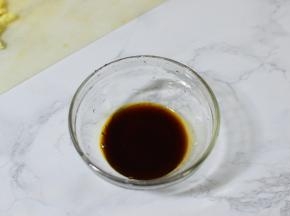 酱汁所以材料放在一个碗