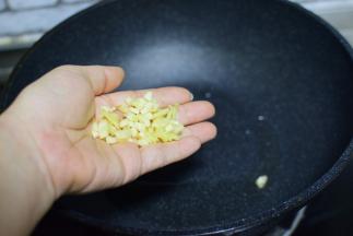 油热，姜蒜爆香
