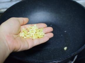 油热，姜蒜爆香