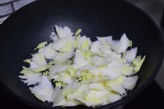 先放白菜帮炒两分钟
