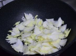 先放白菜帮炒两分钟