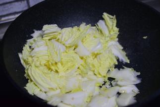 再加白菜叶，炒两分钟