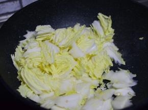 再加白菜叶，炒两分钟