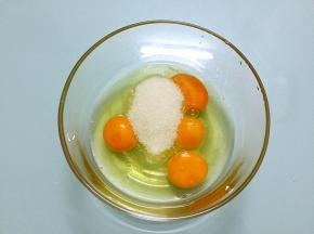 加入白糖，搅拌均匀