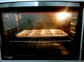 放入预热好的烤箱，上下火150度，中层20分钟