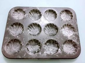 撒上高筋面粉防粘，放入冰箱冷藏备用