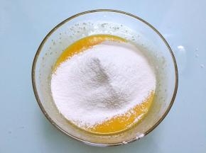 筛入混合好的粉类