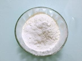 低筋面粉加入泡打粉混合均匀备用