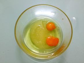 加入鸡蛋，搅拌均匀