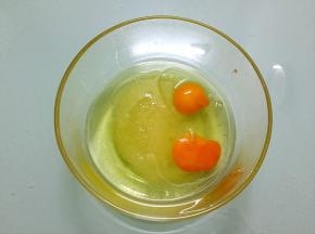 加入鸡蛋，搅拌均匀