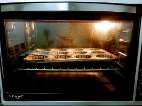 放入预热好的烤箱，上下火150度，中层15-20分钟