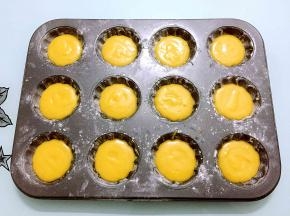 把蛋糕糊从冰箱取出后挤入模具五六分满