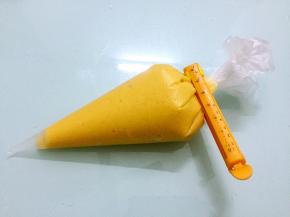 装入裱花袋中，放入冰箱冷藏一小时