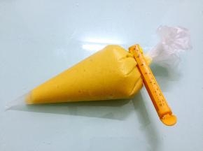 装入裱花袋中，放入冰箱冷藏一小时