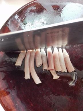 海肠从中间切开，去掉2头，2头是嘴，有毛刺