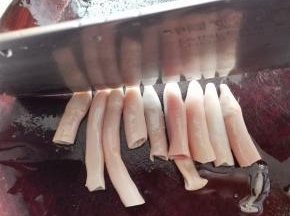 海肠从中间切开，去掉2头，2头是嘴，有毛刺