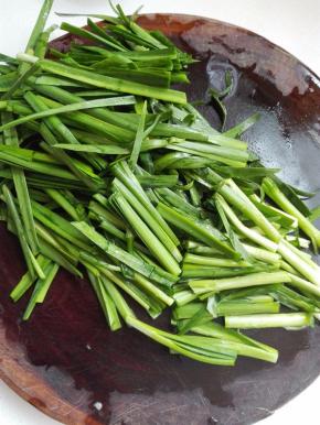 韭菜洗净切寸段