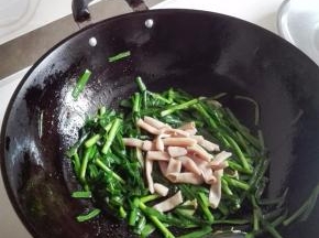 韭菜变软的时候，放入海肠