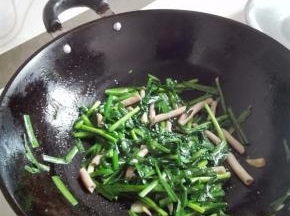 快速翻炒3-4下，关火放盐调味，盛出即可