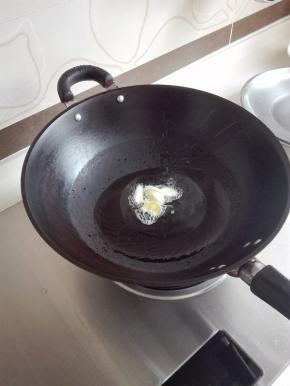 炒锅放油，放姜、蒜炒出香味