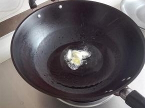 炒锅放油，放姜、蒜炒出香味
