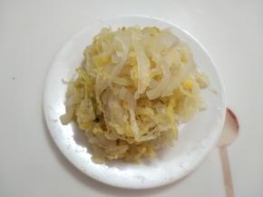 我用的是已经切好的酸菜，如果是整的，要先切成丝。