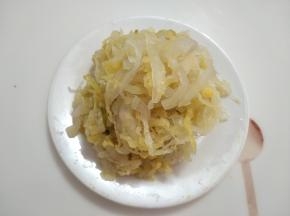 我用的是已经切好的酸菜，如果是整的，要先切成丝。