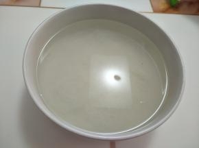 干细粉丝用开水泡30分钟以上后沥干水分备用。