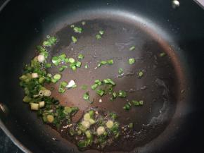 下入葱花炝锅。