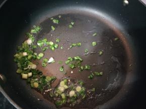 下入葱花炝锅。