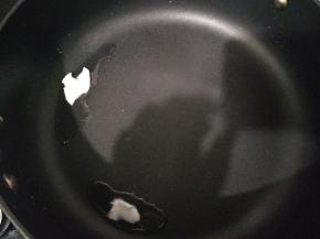 汤锅置于火上，放猪油烧热。