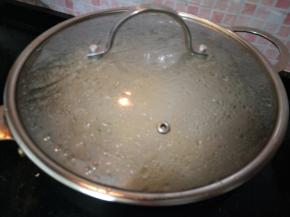 盖上锅盖焖至汤烧开。