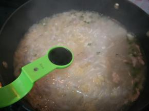 撇去浮沫后加入醋拌匀。