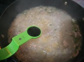 撇去浮沫后加入醋拌匀。
