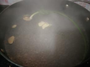 锅里放适量水烧开，放入葱段和姜片。