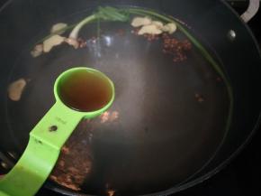 加入一小把花椒、1汤匙料酒和老抽，煮开2分钟左右。