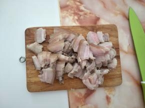 煮熟的猪肉捞出在凉水中浸泡两分钟后切成片。